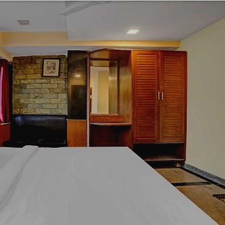Oyo 75948 Hotel Tushar Continental Yeni Delhi Dış mekan fotoğraf