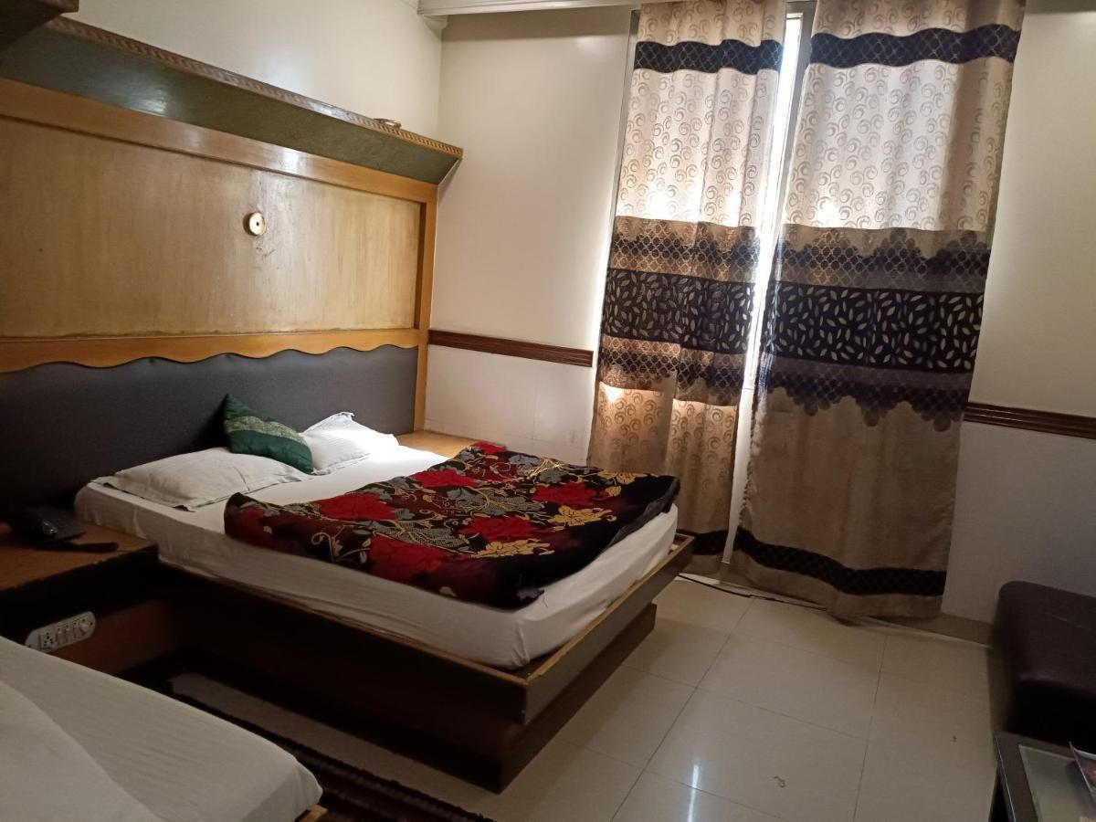 Oyo 75948 Hotel Tushar Continental Yeni Delhi Dış mekan fotoğraf