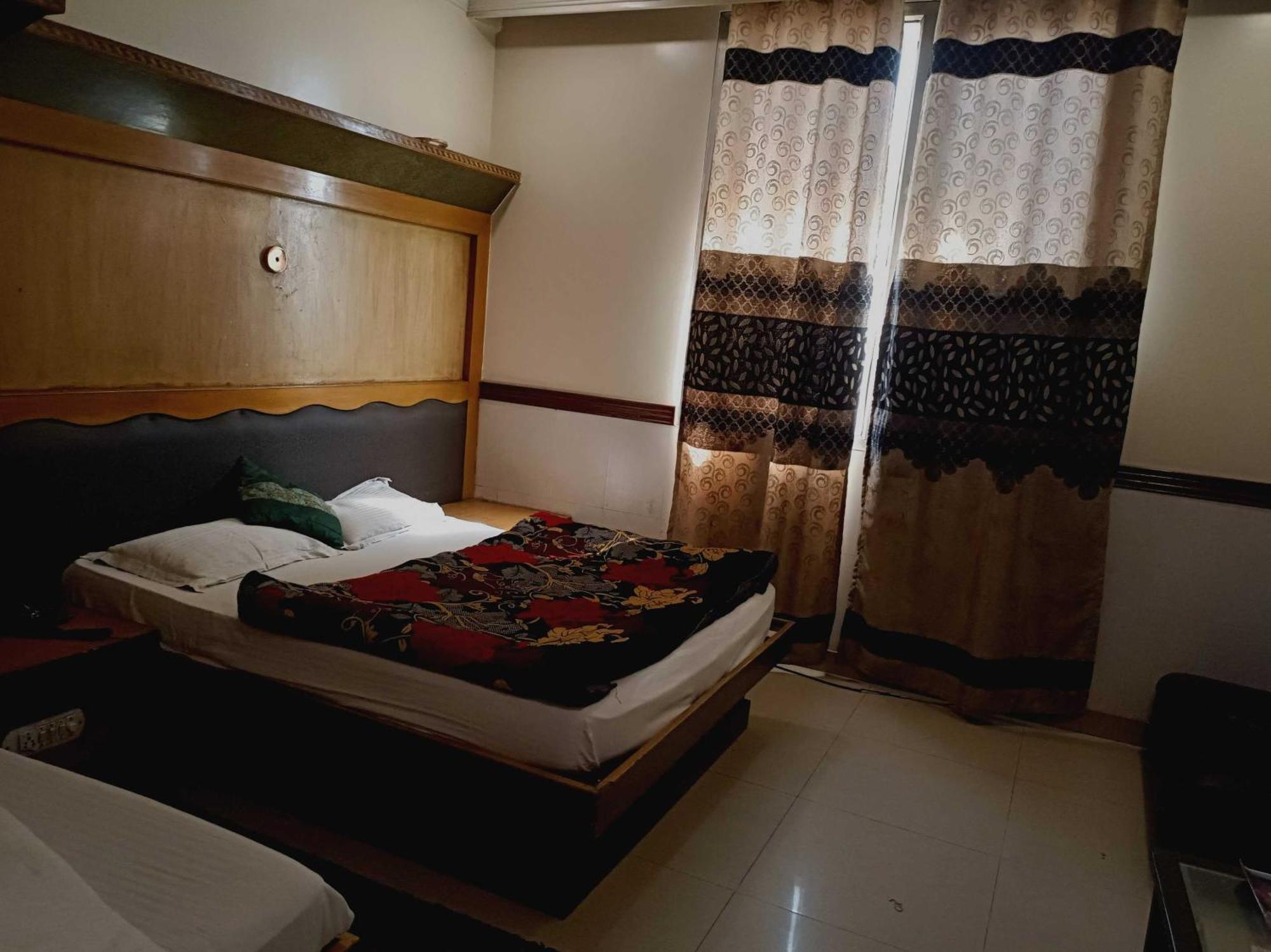Oyo 75948 Hotel Tushar Continental Yeni Delhi Dış mekan fotoğraf