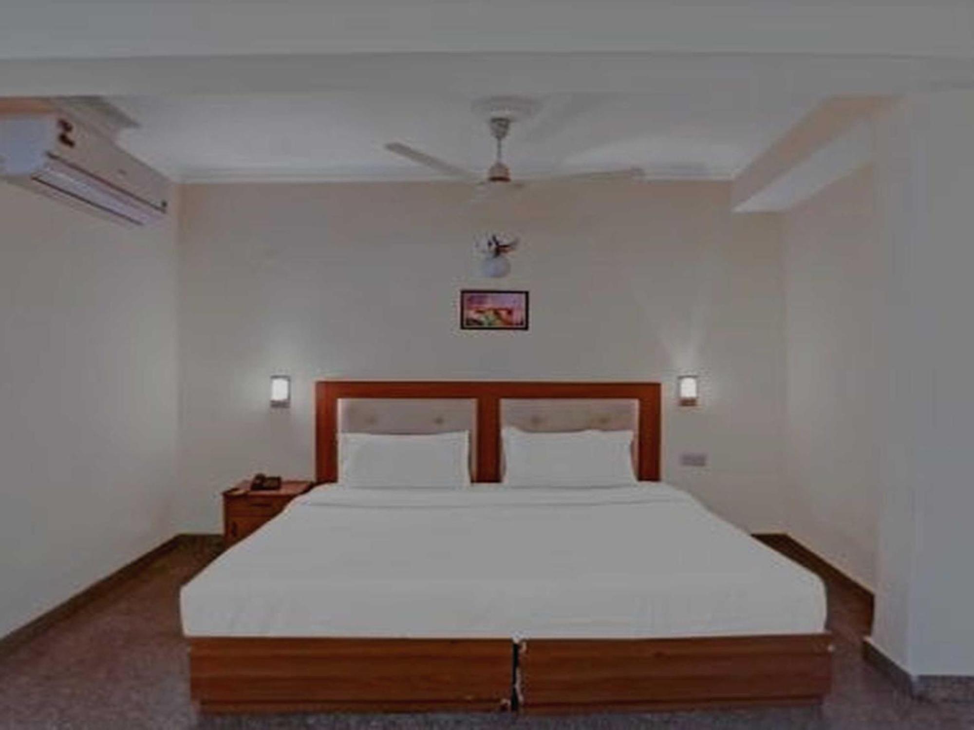Oyo 75948 Hotel Tushar Continental Yeni Delhi Dış mekan fotoğraf