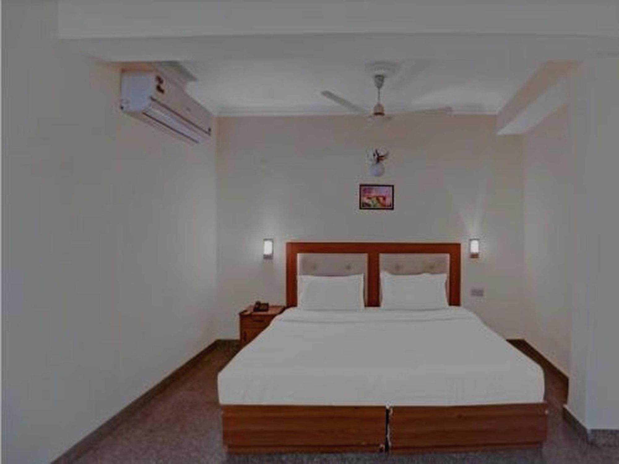 Oyo 75948 Hotel Tushar Continental Yeni Delhi Dış mekan fotoğraf